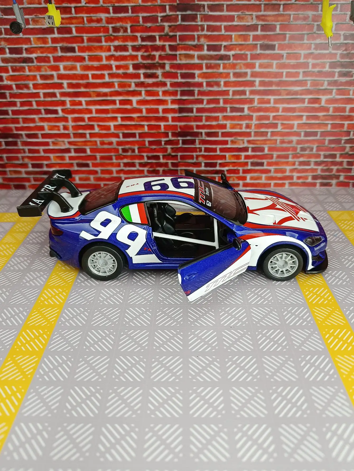 Modelo de coche de aleación Maserati GranTurismo MC GT4, escala 1:32, con luz de sonido extraíble, colección de regalos para niños, modelo de juguete fundido a presión