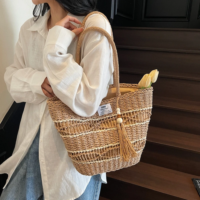 2025 موضة عادية جديدة الجوف خارج القش المنسوجة حقائب كتف سعة كبيرة شعبية شخصية الطازجة حمل الحقائب للنساء