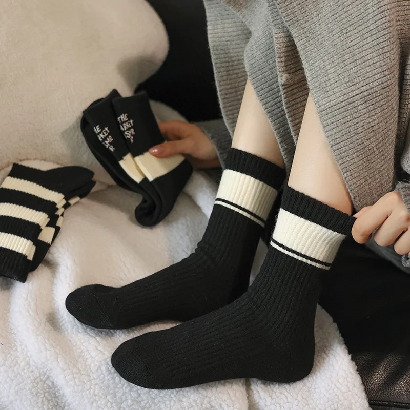 ถุงเท้าข้อกลางลายสองแถบคลาสสิกสำหรับผู้หญิง รุ่นใหม่ปี 2025 ผลิตจากผ้าขนสัตว์ผสมฟลีซ ป้องกันการเกิดขุย
