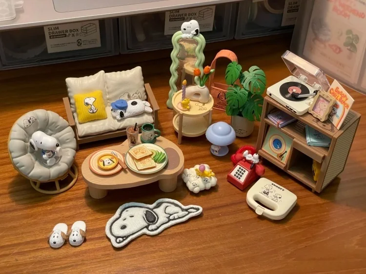 RE-MENT Confortevole Snoopy Weekend Room Modello di scena in miniatura da collezione Scatola cieca alla moda Giocattoli Puntelli di scena Regali a sorpresa per bambini