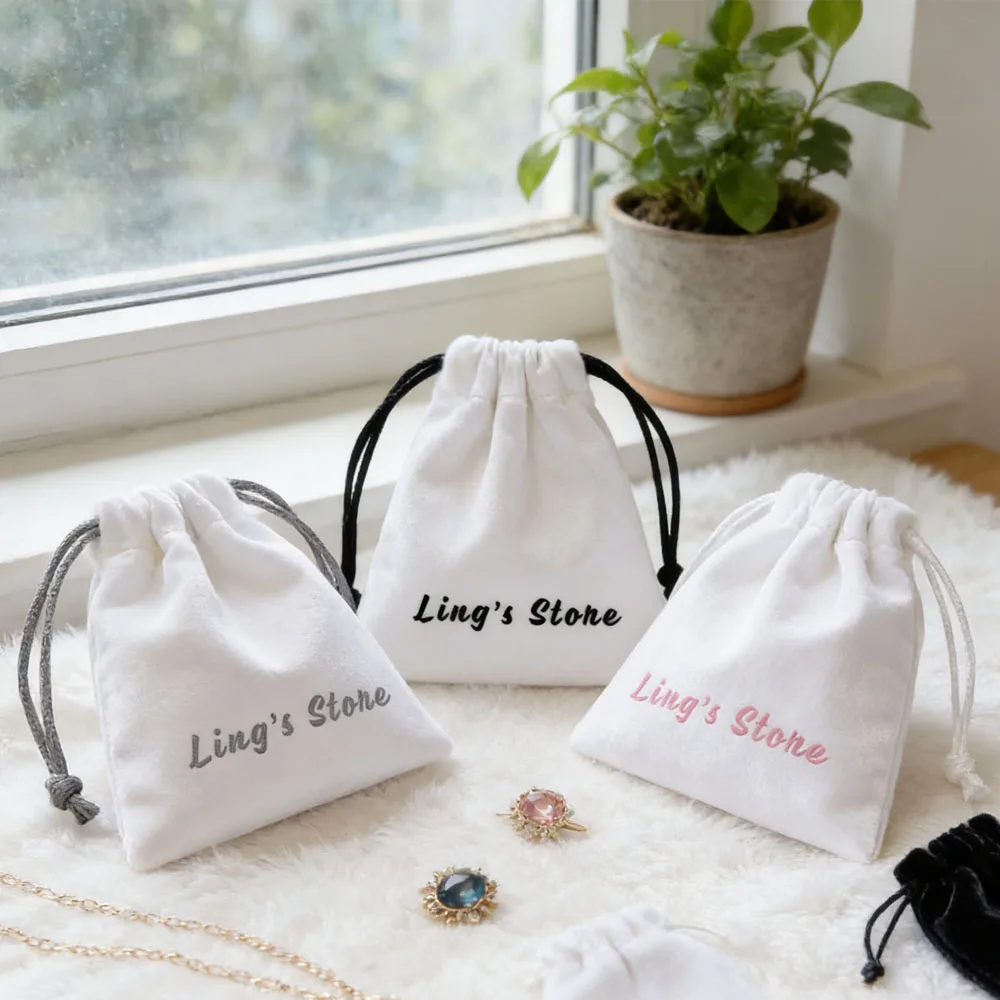 

50 шт. персонализированных фланелевых мешочков для украшений с логотипом, бархатные упаковочные мешочки с принтом, маленькие стильные свадебные подарочные мешочки с индивидуальной надписью
