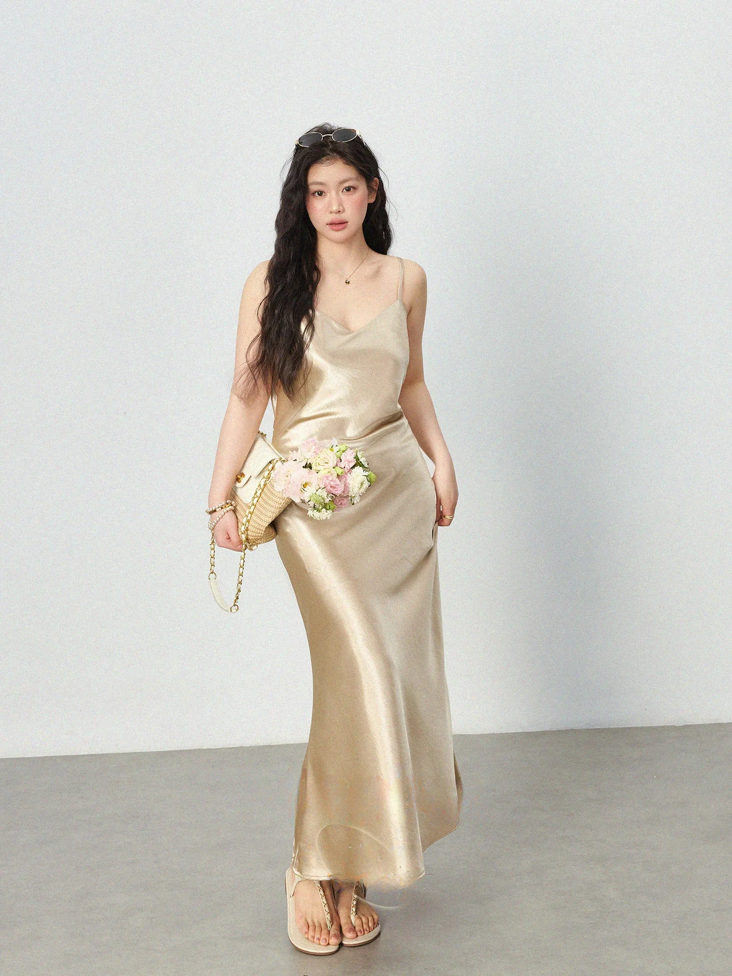 

Элегантное женское шелковое атласное платье больших размеров с эффектом похудения, выгодным вырезом, подчеркивающим талию, длинной юбкой и средней длиной, без бретелек.