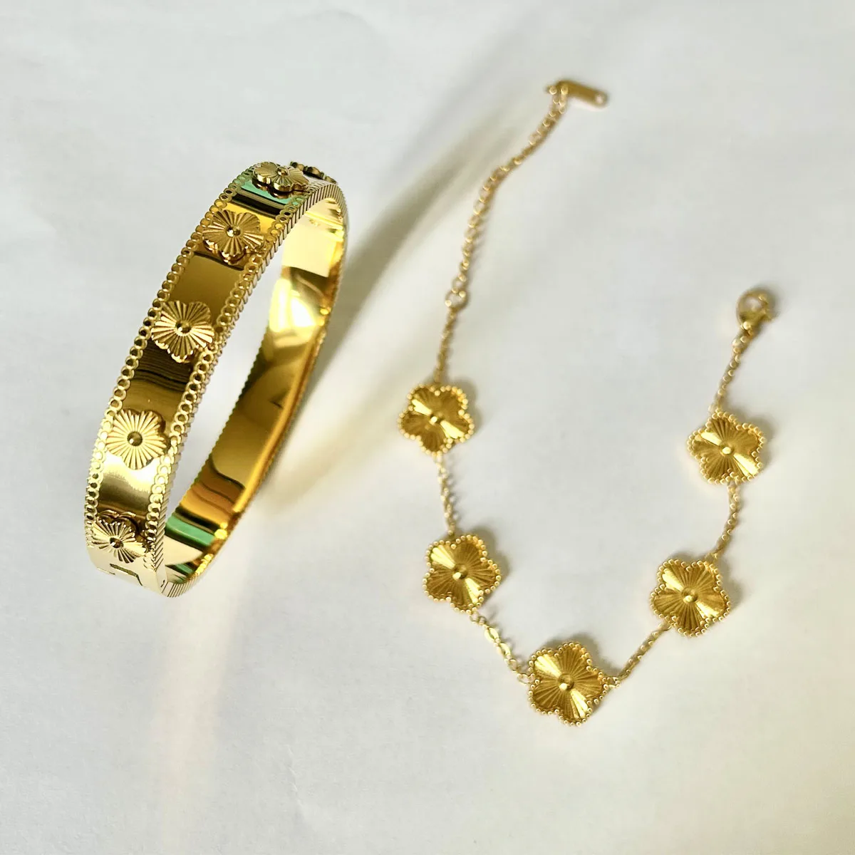 2-teiliges Edelstahl-Armband-Set mit 5-Blatt-Kleeblatt-Anhänger für Damen, Trendiges Wasserfestes Blumenketten-Armband, Schmuck, Partygeschenk – Detail 3