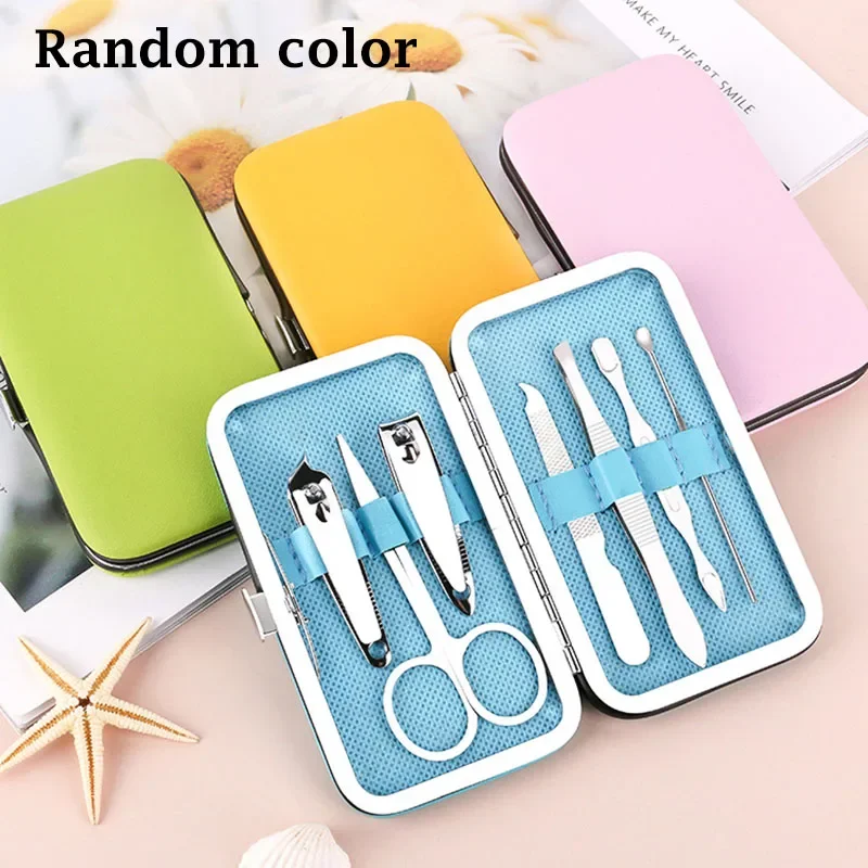 Zestaw do manicure i pedicure 7 szt. ze stali nierdzewnej w pudełku: nożyczki, cążki do skórek, przenośny obcinacz do paznokci u rąk i nóg.