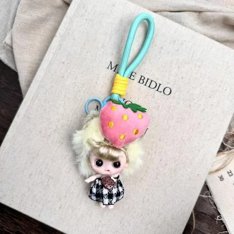 슈퍼 귀여운 인형 펜던트 탑 핑크 딸기 푹신한 머리카락 체크무늬 치마 귀여운 수제 플러시 액세서리.