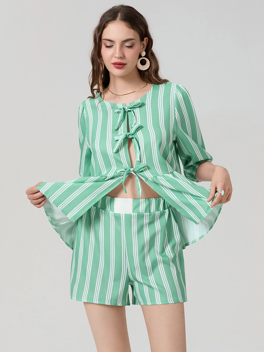 Women s Striped Short Sleeve T-shirt and Shorts Set with Tie-up Detail and Elastic Waistband for a Stylish Summer Look