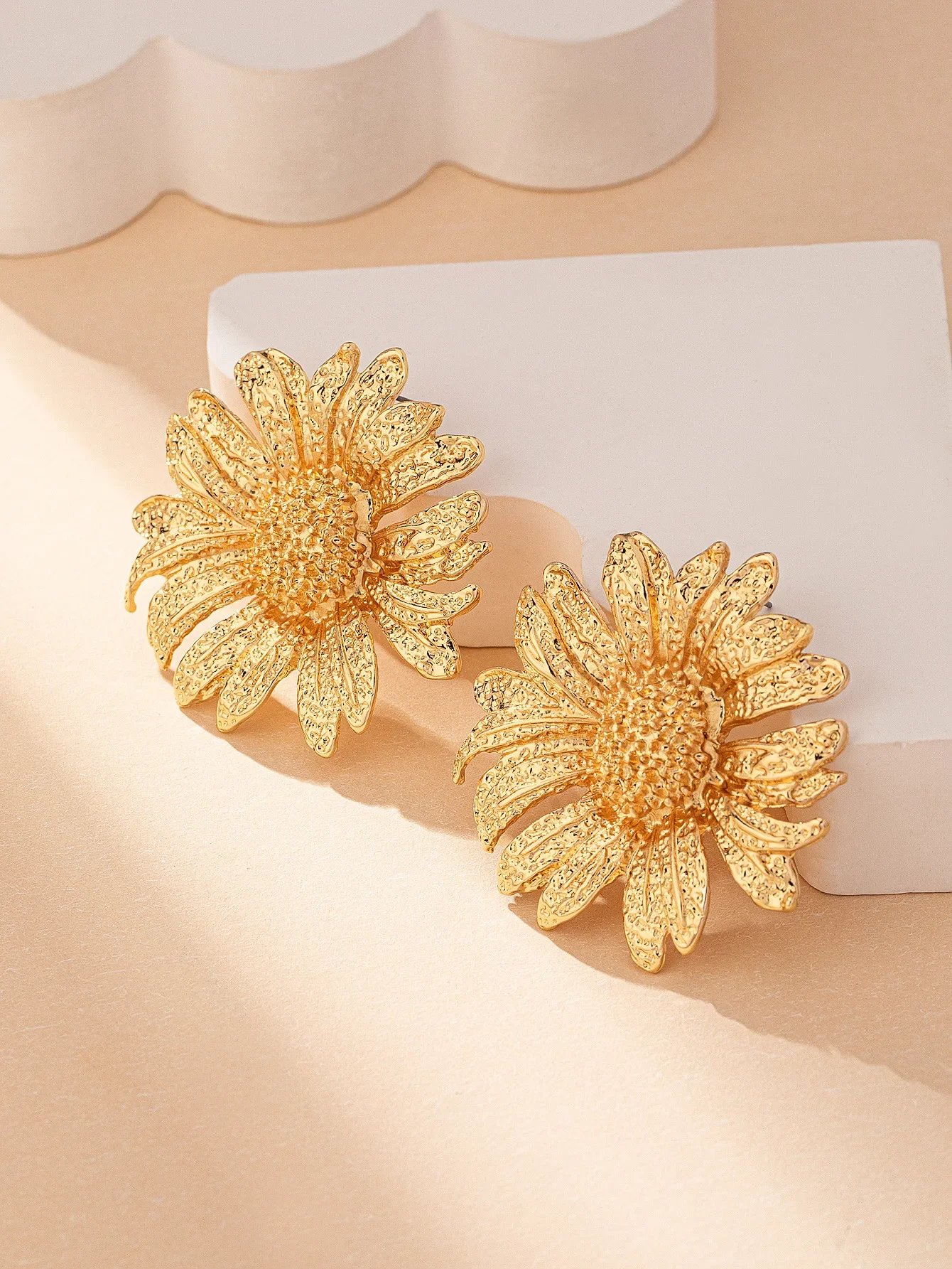 Retro Metal Sunflower Stud Earrings for Woman Wedding Exaggerated Gold-plated Holiday Ear Stud Vacation Jewelry Ear Accessories