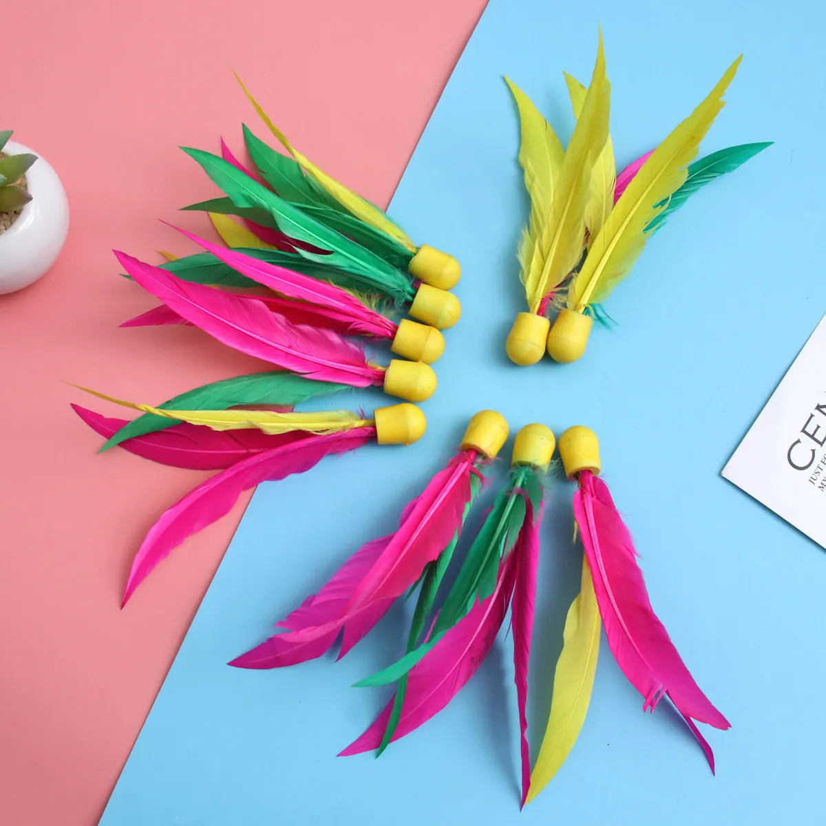 

10 шт. легких бадминтонных воланов с тремя перьями, высокоэластичные, разноцветные, для бадминтона, спортивные аксессуары