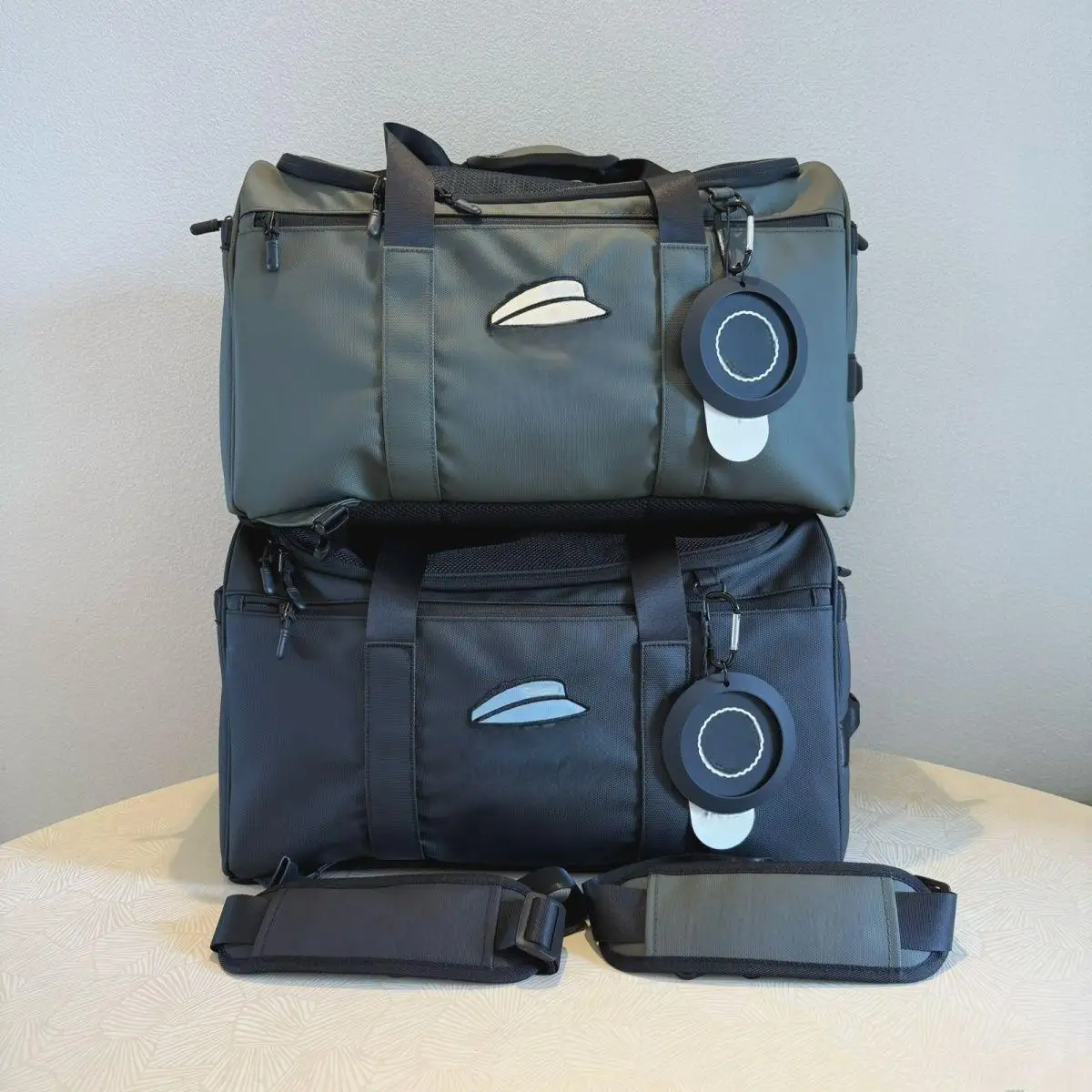 

Men’s & Women’s Golf Clothing Bag – 2-Way Backpack or Handbag, Spacious Pockets for Course Essentials