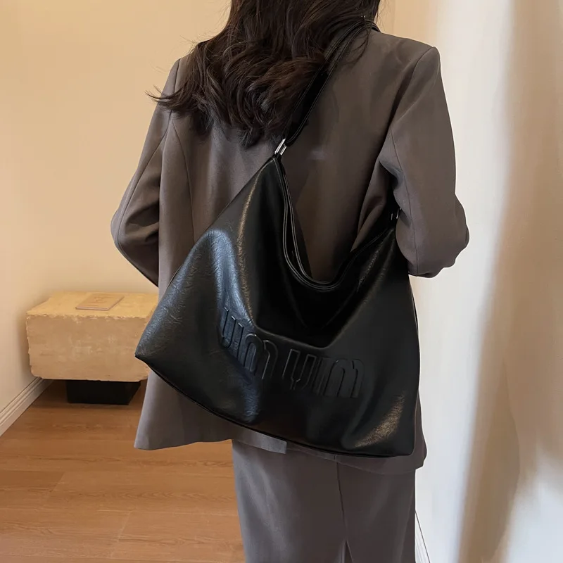 

2024 new Tote bag for women 2024 new large capacity commuting bag with embossed letters, stylish college student commuting bag