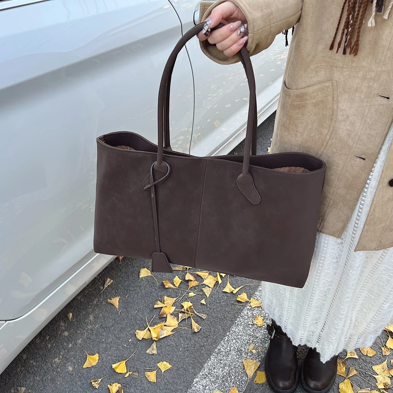 

Универсальная сумка на одно плечо для поездок на работу. Простота в стиле ретро. Женская большая сумка из нубука большой вместимости. Расширенное ощущение.