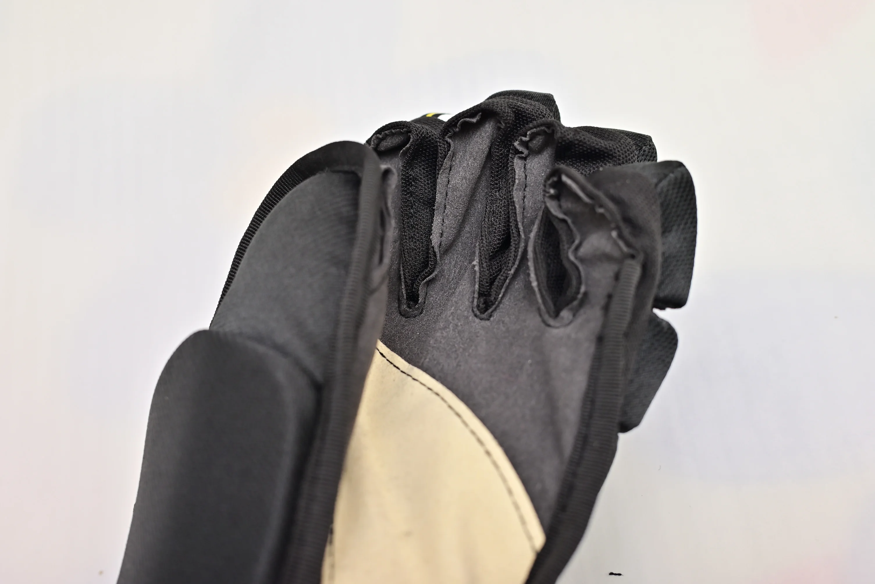 Thumbnail 3 - #4 Top Hockey Gloves Picks for Every Budget