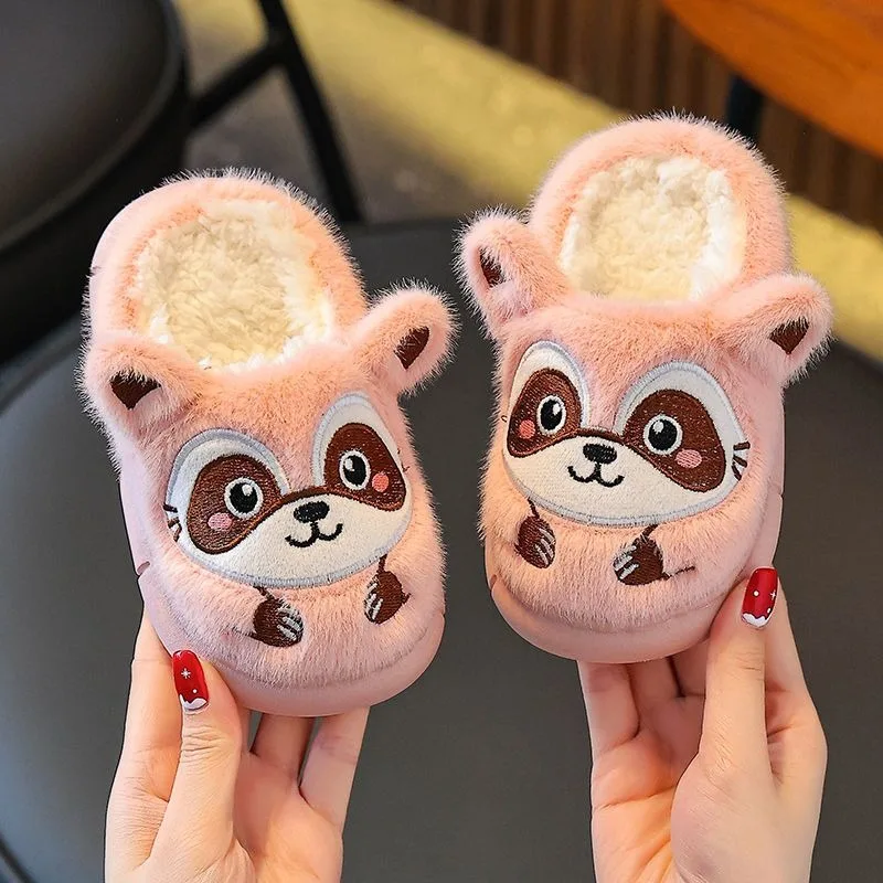 أطفال شتاء نعال تدفئة 2026 تصميم جديد الكرتون المضادة للانزلاق سميكة وحيد أحذية المنزل الداخلي للبنين بنات أحجام متعددة