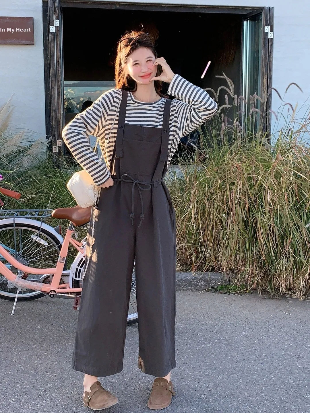 

Повседневный корейский полосатый комбинезон-футболка для женщин, свободный крой, комплект из двух предметов, весна-осень, новый стиль, омолаживающий комфортный ансамбль