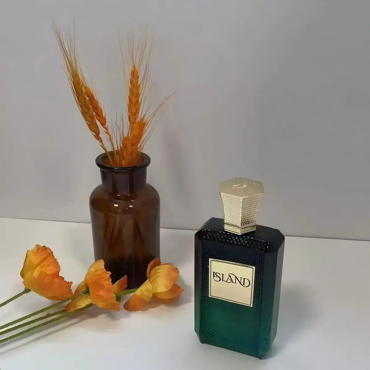 

ISLAND Eau de Parfum: Gradient Teal Bottle, Fresh Marine Scent for Men