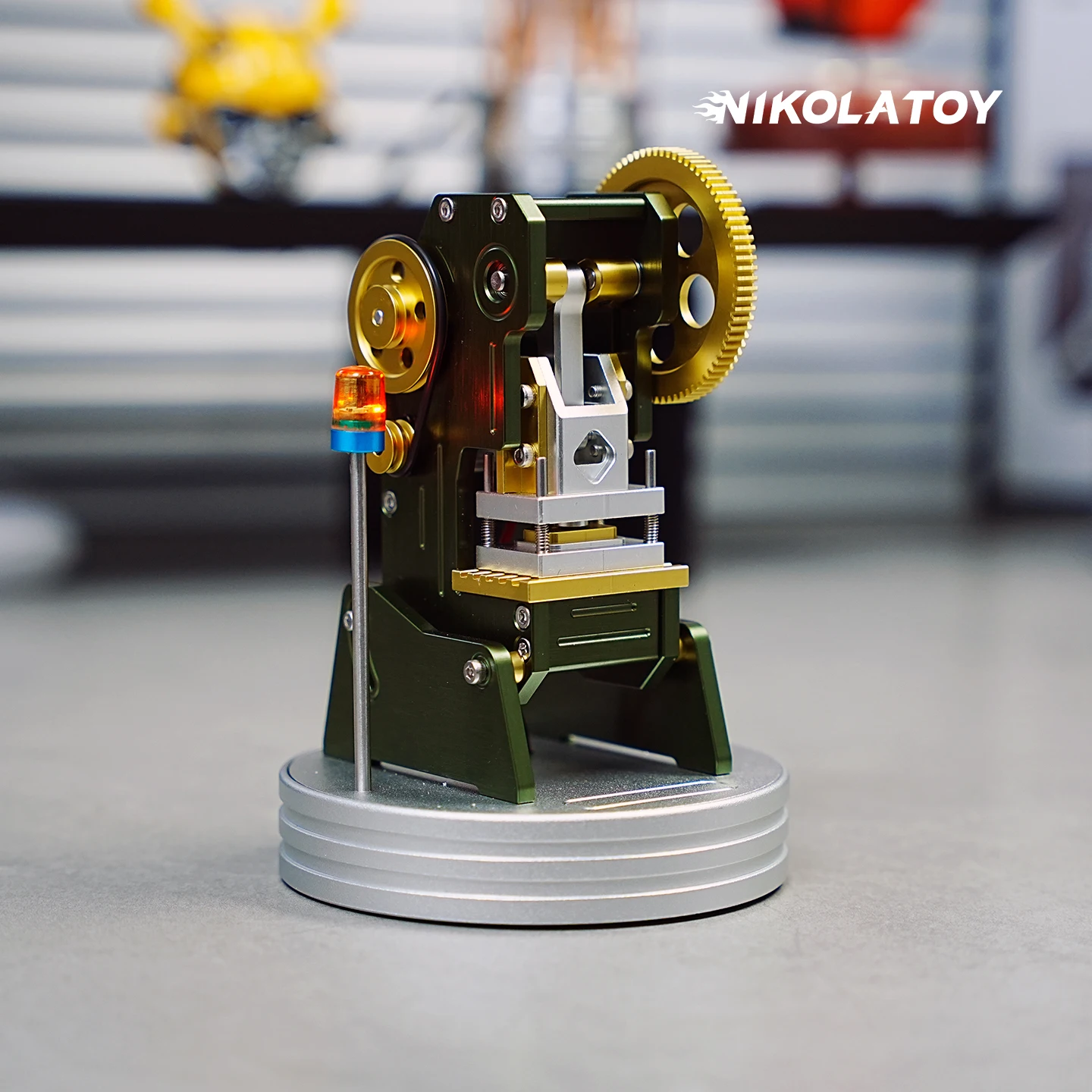 تمثال نموذج كهربائي لآلة اللكم المصغرة