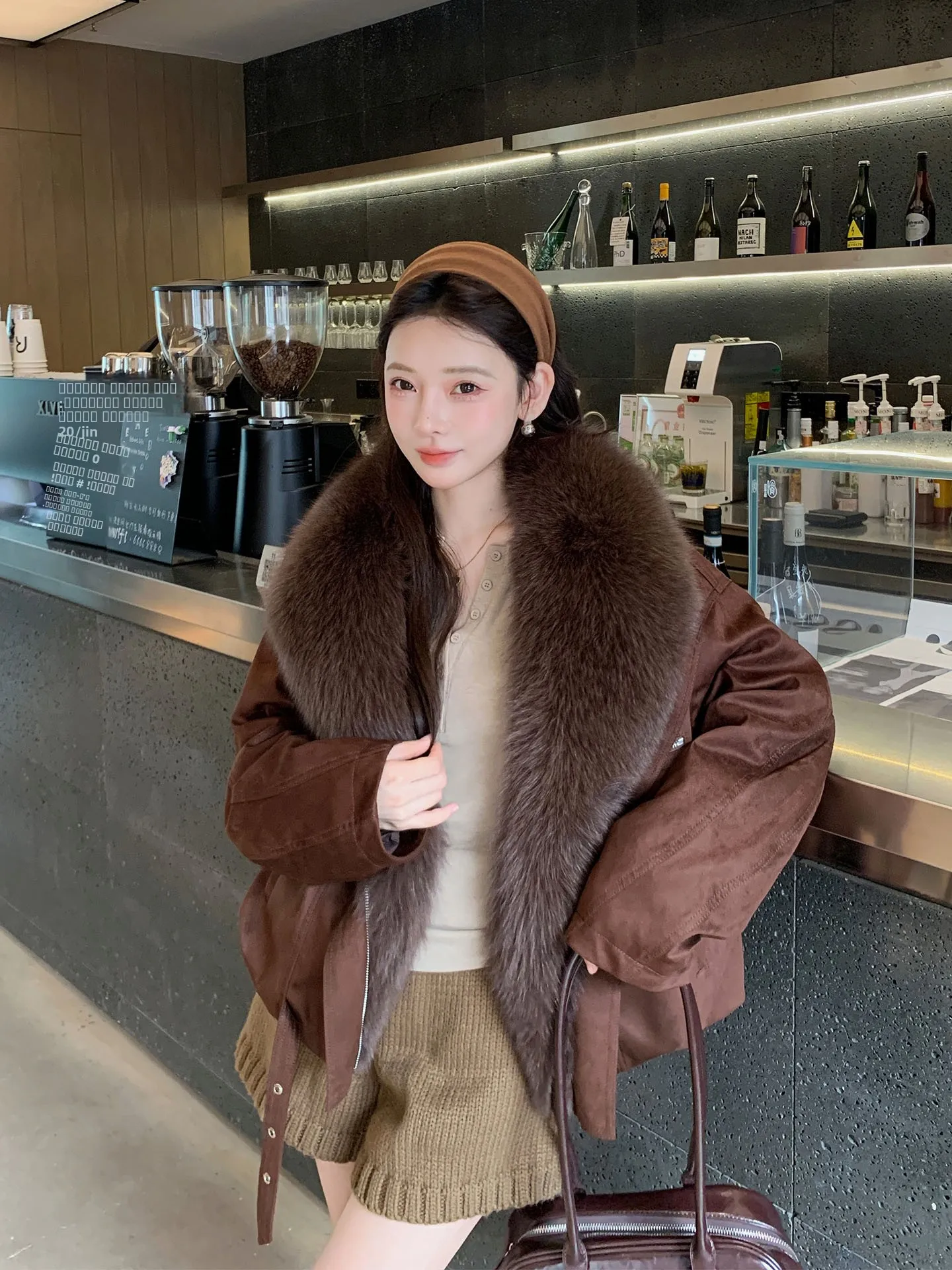 

Укороченная женская мотоциклетная куртка из искусственного меха с гусиным пухом внутри и большим меховым воротником