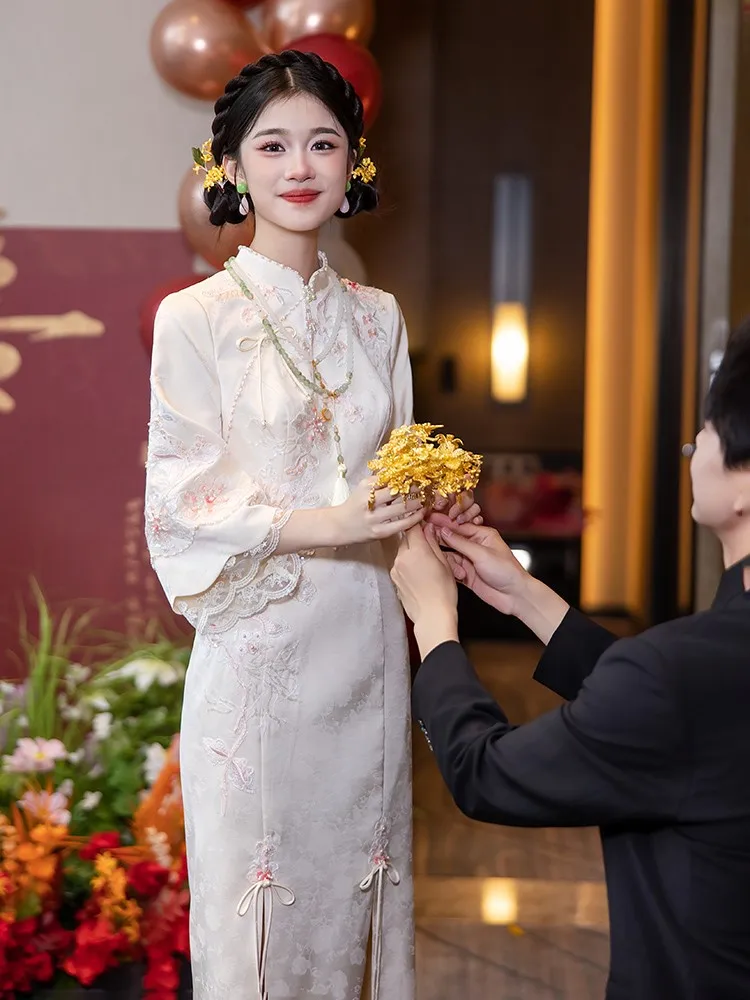 

New Chinese-style wedding dress cheongsam bride's toasting engagement return