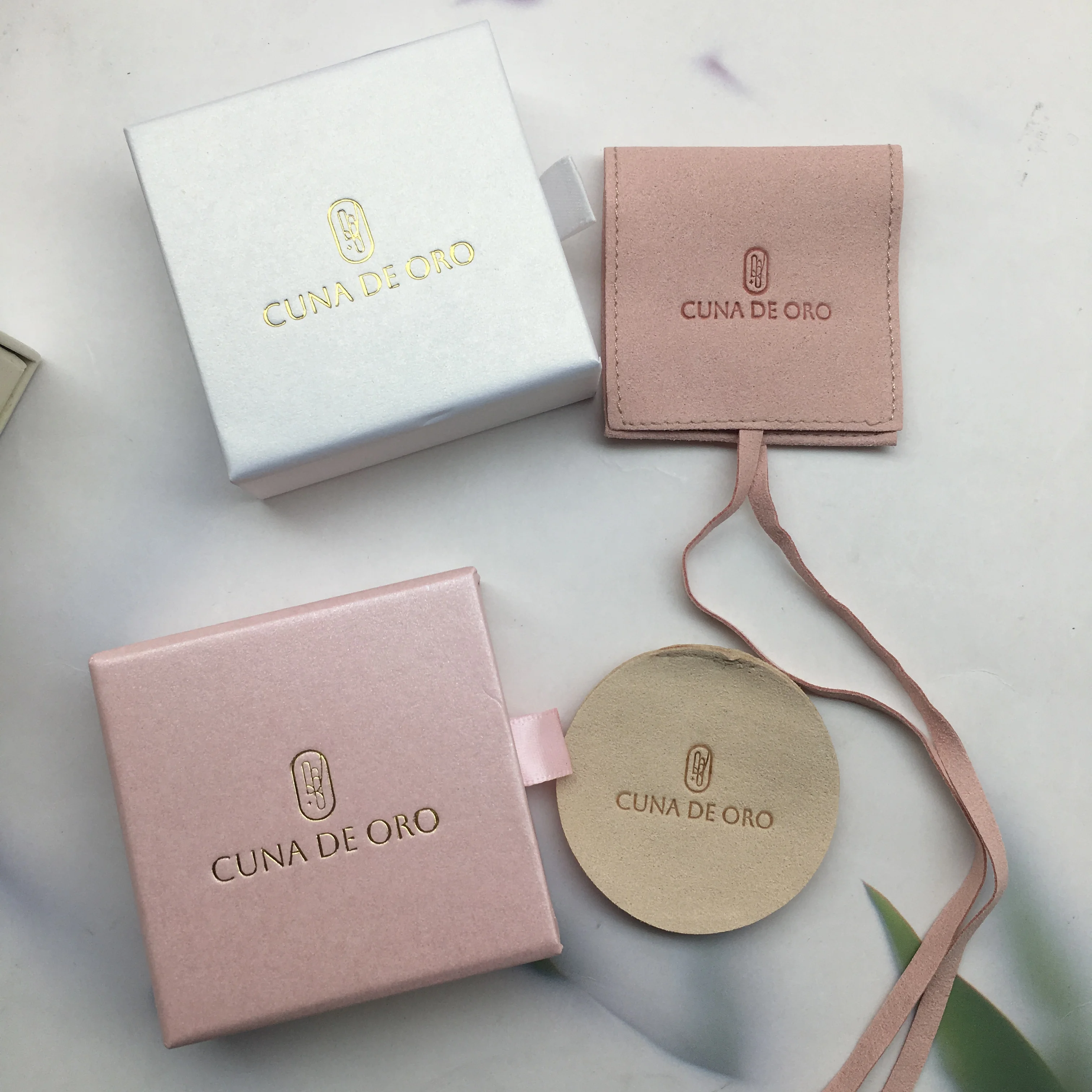 

Индивидуальная милая крафт-шкатулка для ювелирных изделий 7x7x3 см внутри с сумкой из микрофибры 6,2x6,2 см, замшевый бархатный конверт, чехол для сережек с клапаном