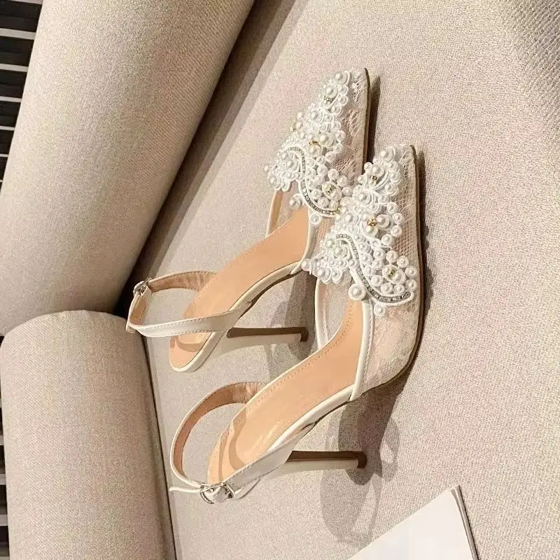 

Летние модные белые дизайнерские босоножки с жемчугом, женские свадебные туфли-лодочки, ажурные туфли-мюли с острым носком на высоком каблуке для выпускного вечера