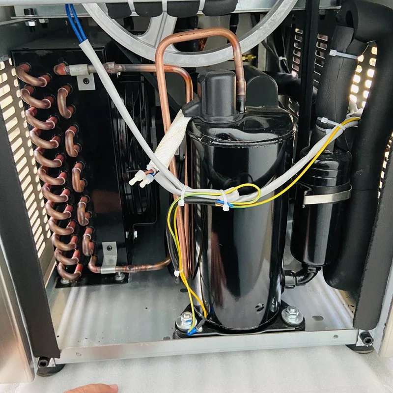 

Коммерческая машина для мороженого с двумя 12 л. Машина для мягкой подачи с 3 вкусами. Коммерческая машина для мороженого.