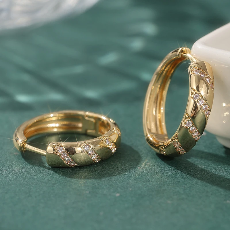 جديد كلاسيكي KC ذهبي اللون جولة العصرية الاصطناعية الأبيض مكعب زركونيا المشاركة حفل زفاف هوب أقراط للنساء مجوهرات