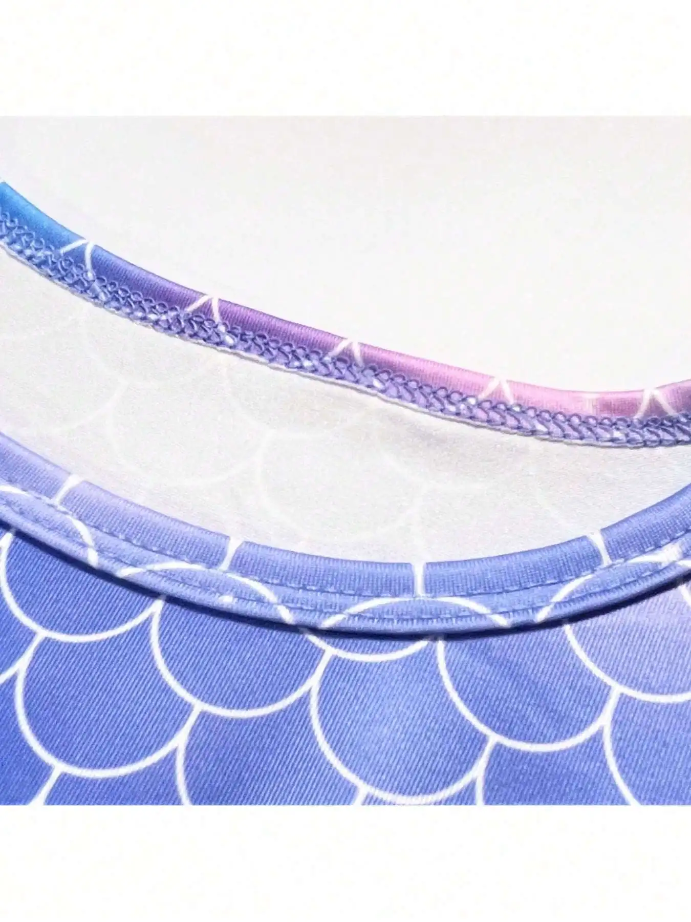 Kinderkleid mit geometrischem Muster, langen Ärmeln, lässigem Rundhalsausschnitt, tailliertem Schnitt, Schleife und knielangem Netzrock für den Herbst. – Detail 5
