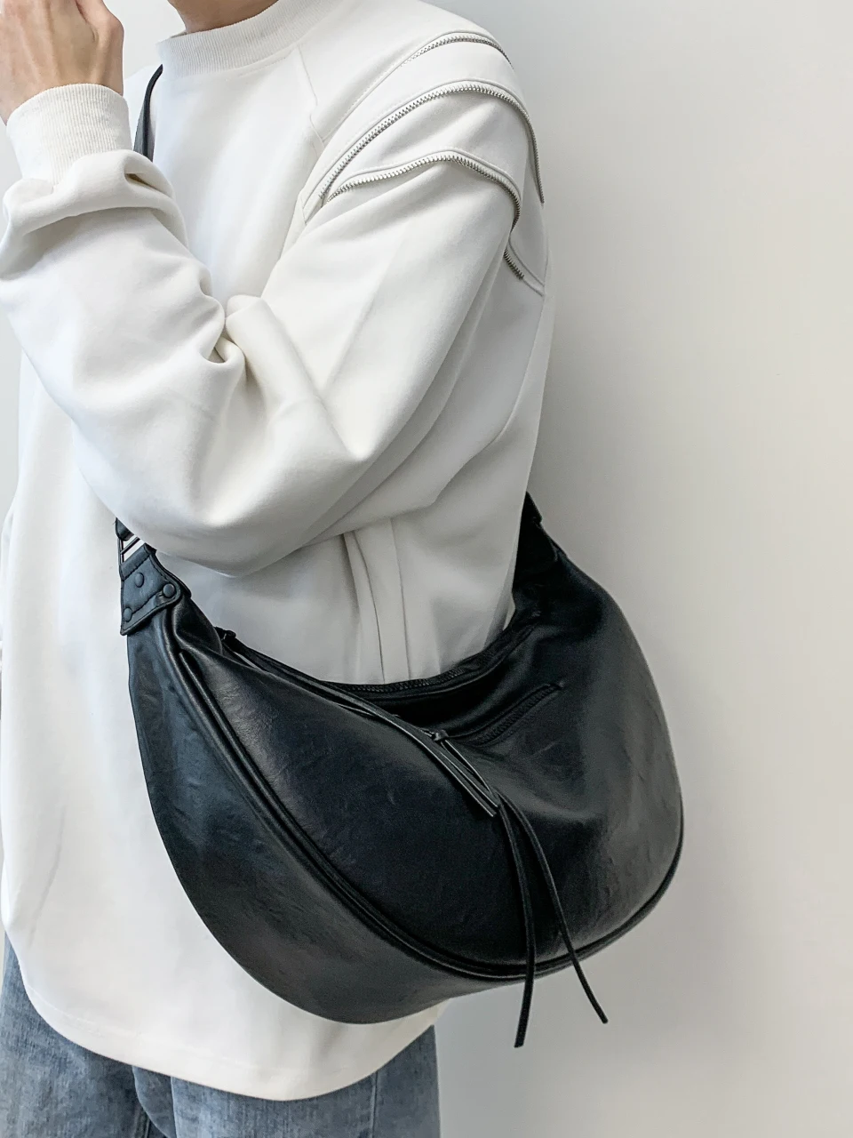 Soft Leather Dumpling Shape Crossbody Bag for Men And Women Commuter Storage Lazy Moon Tooth Bag Street Trend Polyester 