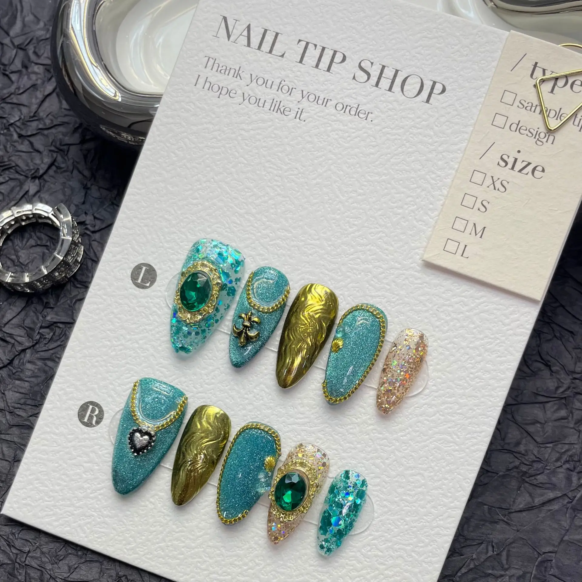 

Almond Pointed Emerald Glitter Powder Handmade Press On Nails Advanced Wearable Ladies Style Fake Nail Vintage Designed Nail Art