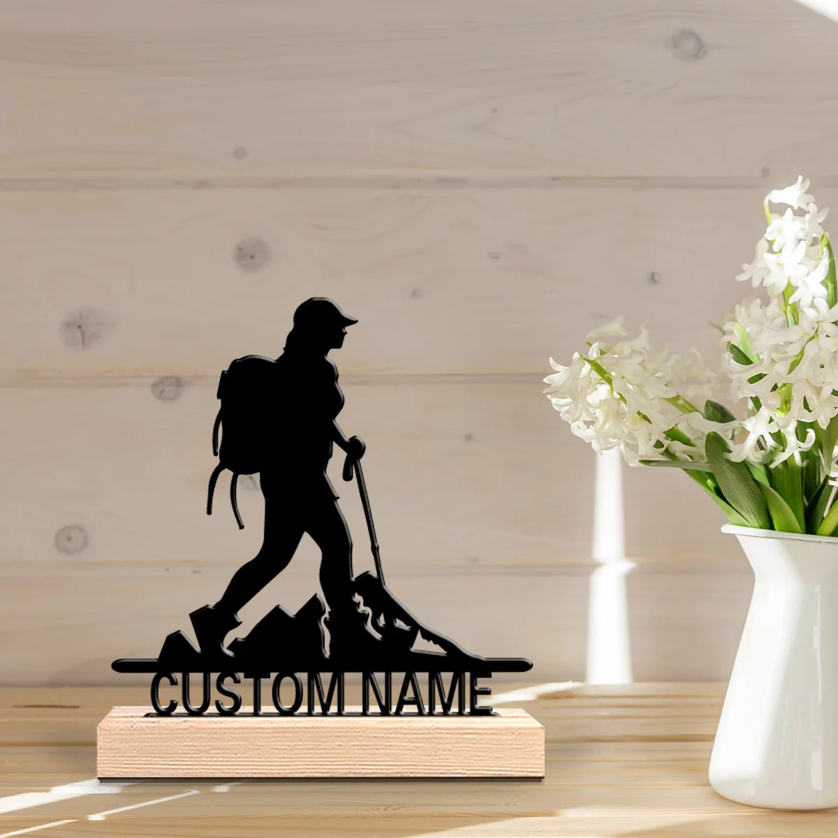 1 Stück romantische, personalisierte, individuelle Wander-Metallstatuen, Camping-Schreibtischskulptur mit Holzsockel, ideal für Outdoor-Enthusiasten, H