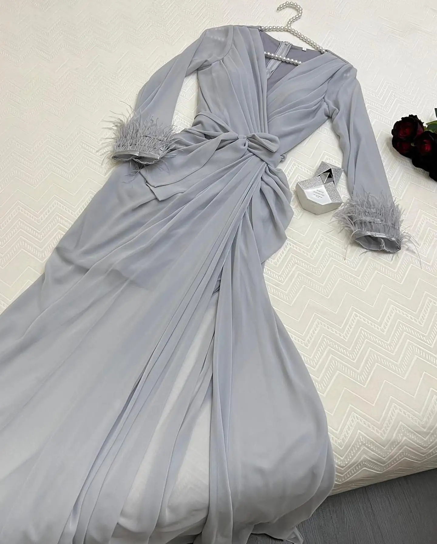 V-Neck Customized  Formal Evening Dresses Feathers Grey Long Sleeves  فساتين سهرة  Floor Length Elegant Prom Growns Party Women