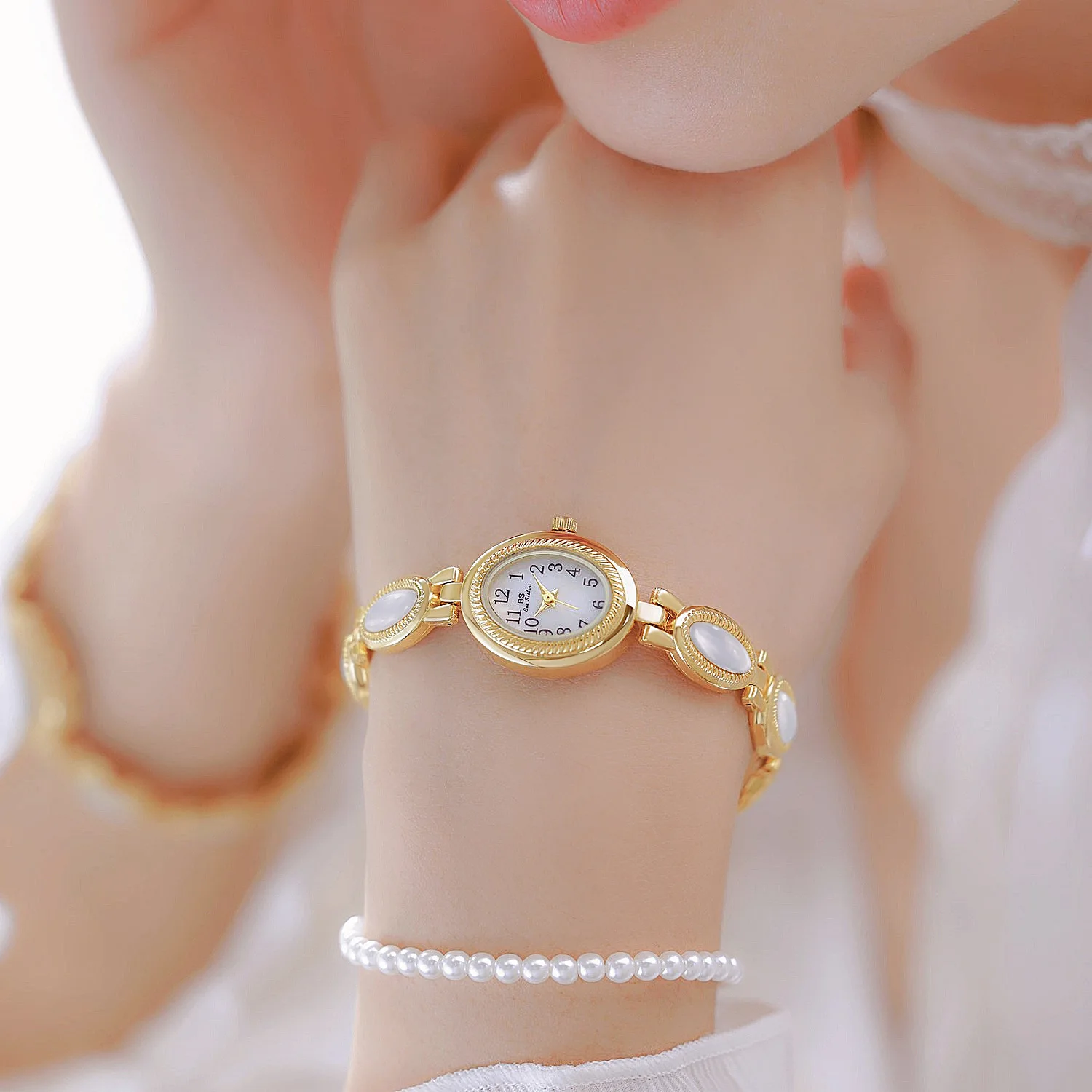 Women's Watch Elegant Shell Bracelet Luxury Ladies Small Dial Oval Quartz Clock Fashion Daily Birthday Party Dress Watch