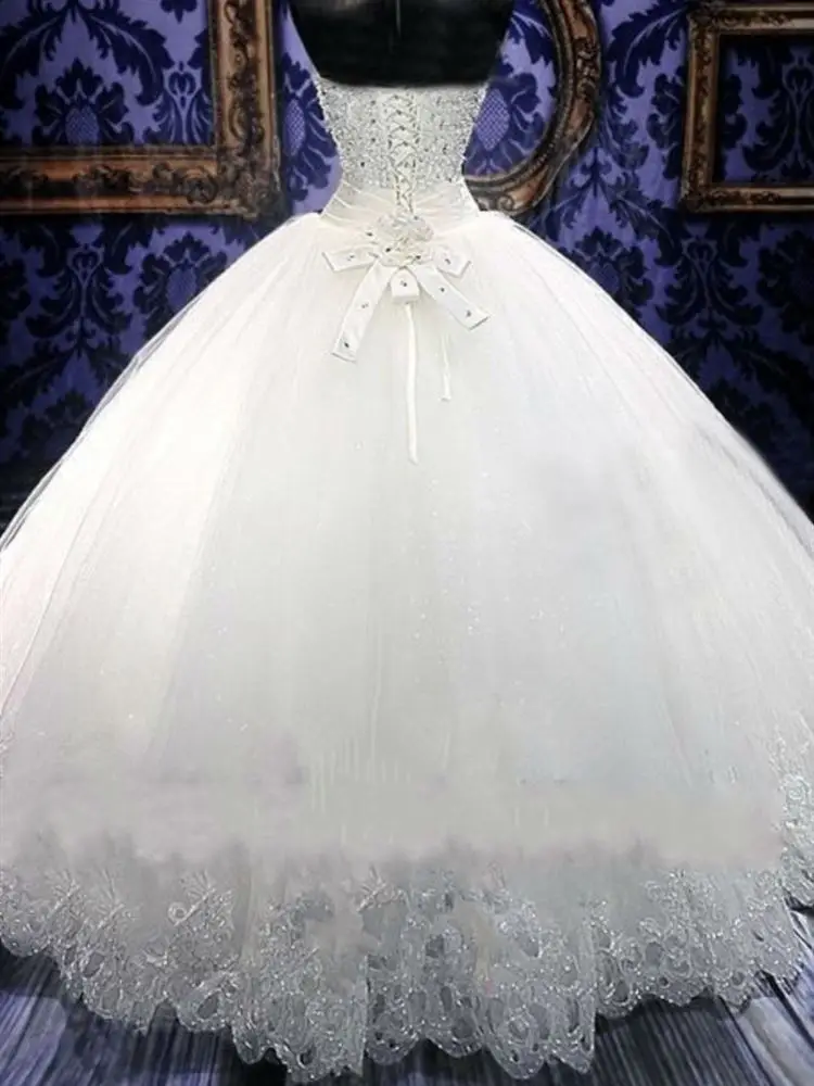 فستان زفاف بسيط كبير الحجم بدون حمالات طويل يصل للأرض باللون الأبيض لفصلي الخريف والشتاء بتصميم أنيق وبسيط