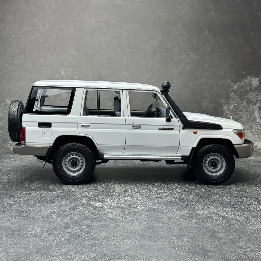 Almost real  1/18 Toyota Land Cruiser 76 2017 LC76 SUV Car Model Collection Gift to friends and family 870101