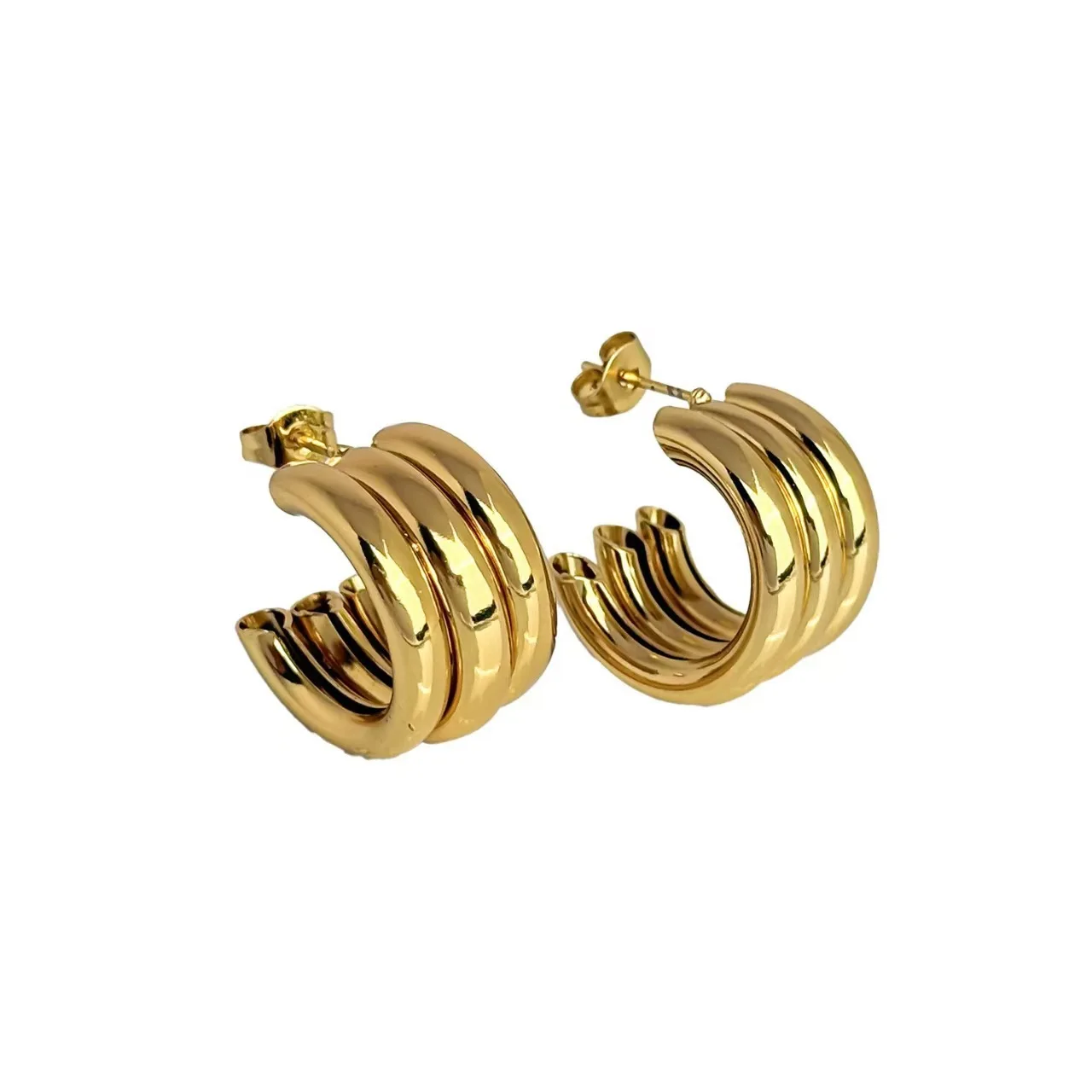 أقراط دائرية ذهبية للسيدات، مصنوعة من مادة معدنية، تتميز بتصميم هندسي أنيق وعجلي، مما يزيد عن كبيرة وفاخرة