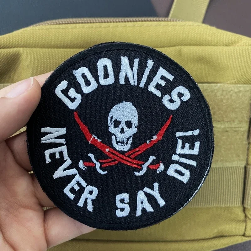 Goonies tidak pernah mengatakan Diei Patch bordir skuadron tengkorak ruang Fort Hook & Loop tengkorak pedang ganda pedang besi taktis pedang