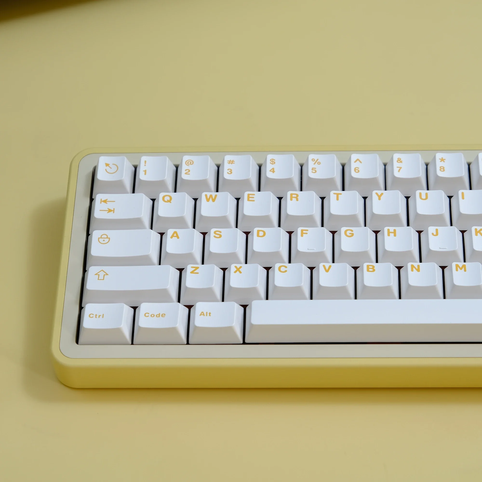 121 Aifei ABS Keycaps Double Shot White with Yellow Letters Cherry Height for Mechanical Keyboard Anne Pro 2 AULA F75 Ajazz GK61