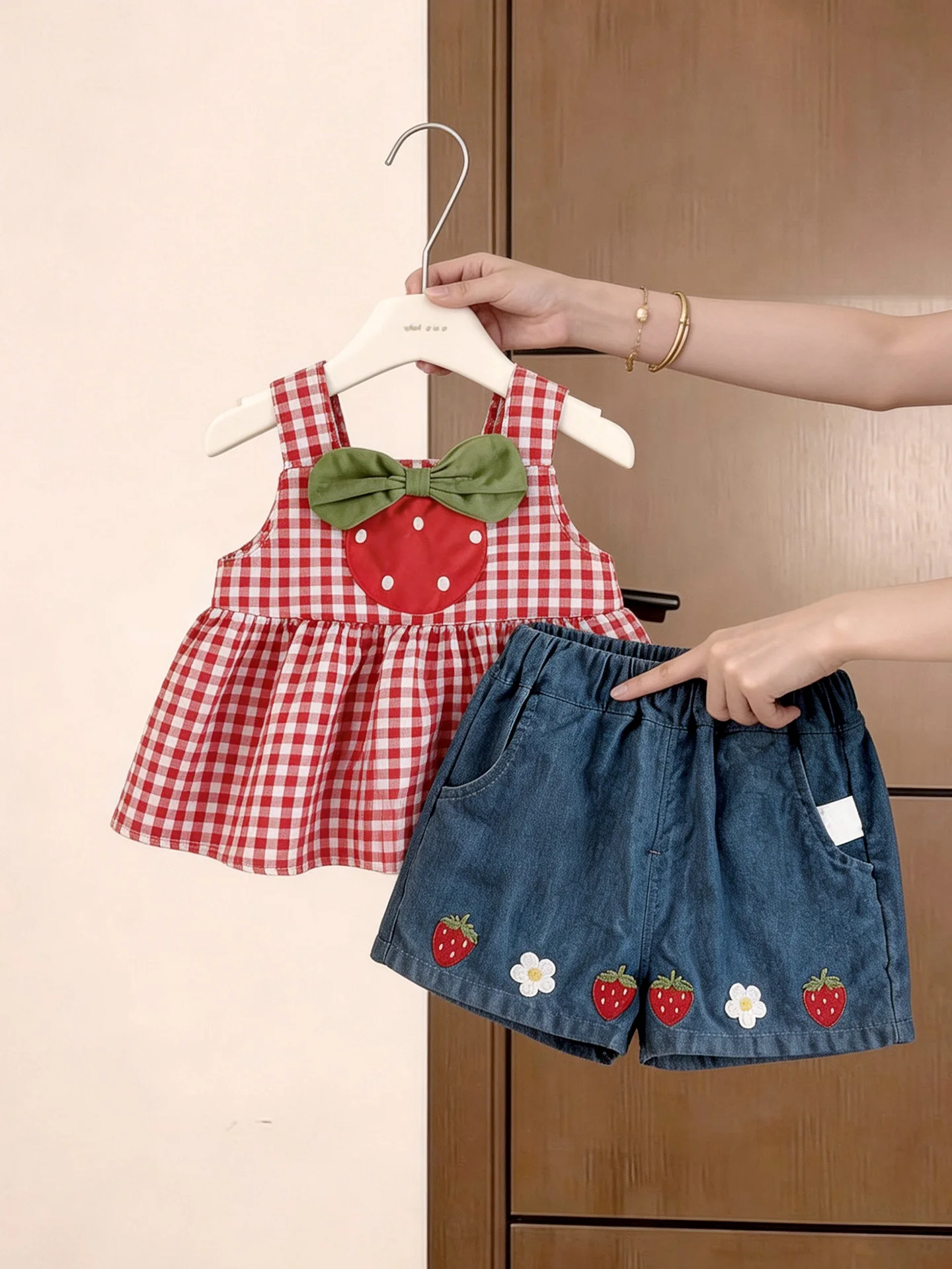 

Summer Strawberry Pattern Girls' Outfit Set with Strap Top And Denim Shorts Trendy Two-Piece Ensemble for Little Ladies