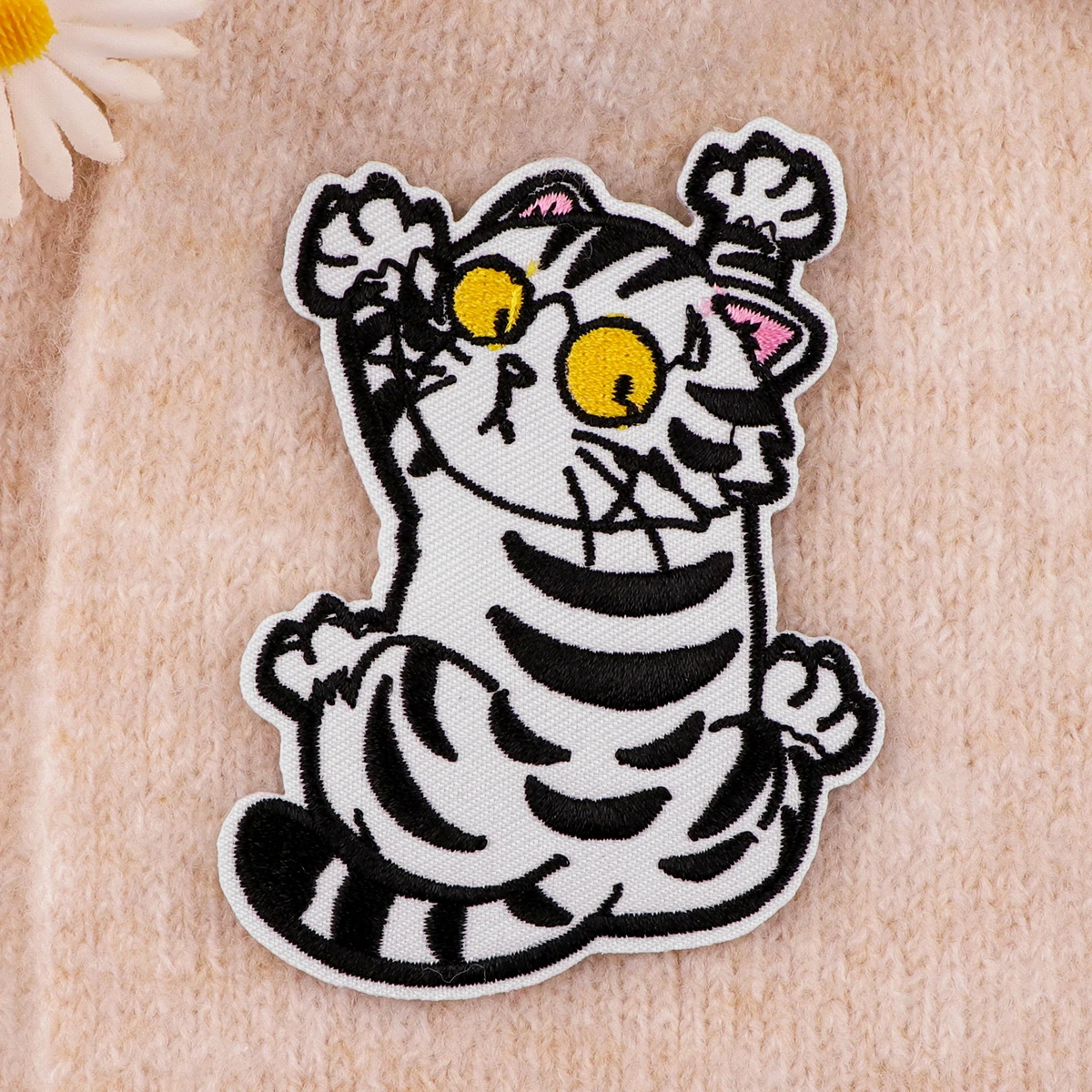 Cute Cat Patches On Clothes Dinosaur Embroidered Patches Cartoon Animals Sew Badges Iron On Patch DIY Clothing Accessories