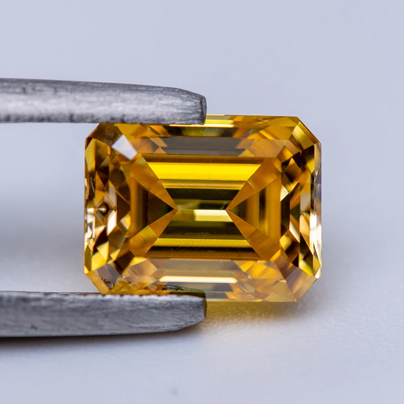 Pietra preziosa Moissanite Colore giallo dorato Diamante coltivato da laboratorio con taglio smeraldo per materiali avanzati per la creazione di