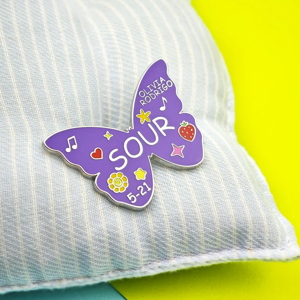 Olivia Rodrigo Sour Album Emaille-Pin Lila Schmetterling Broschen Pop-Musik-Sängerin Anstecknadeln Livies Fans Kollektion Schmuck Geschenk – Detail 10