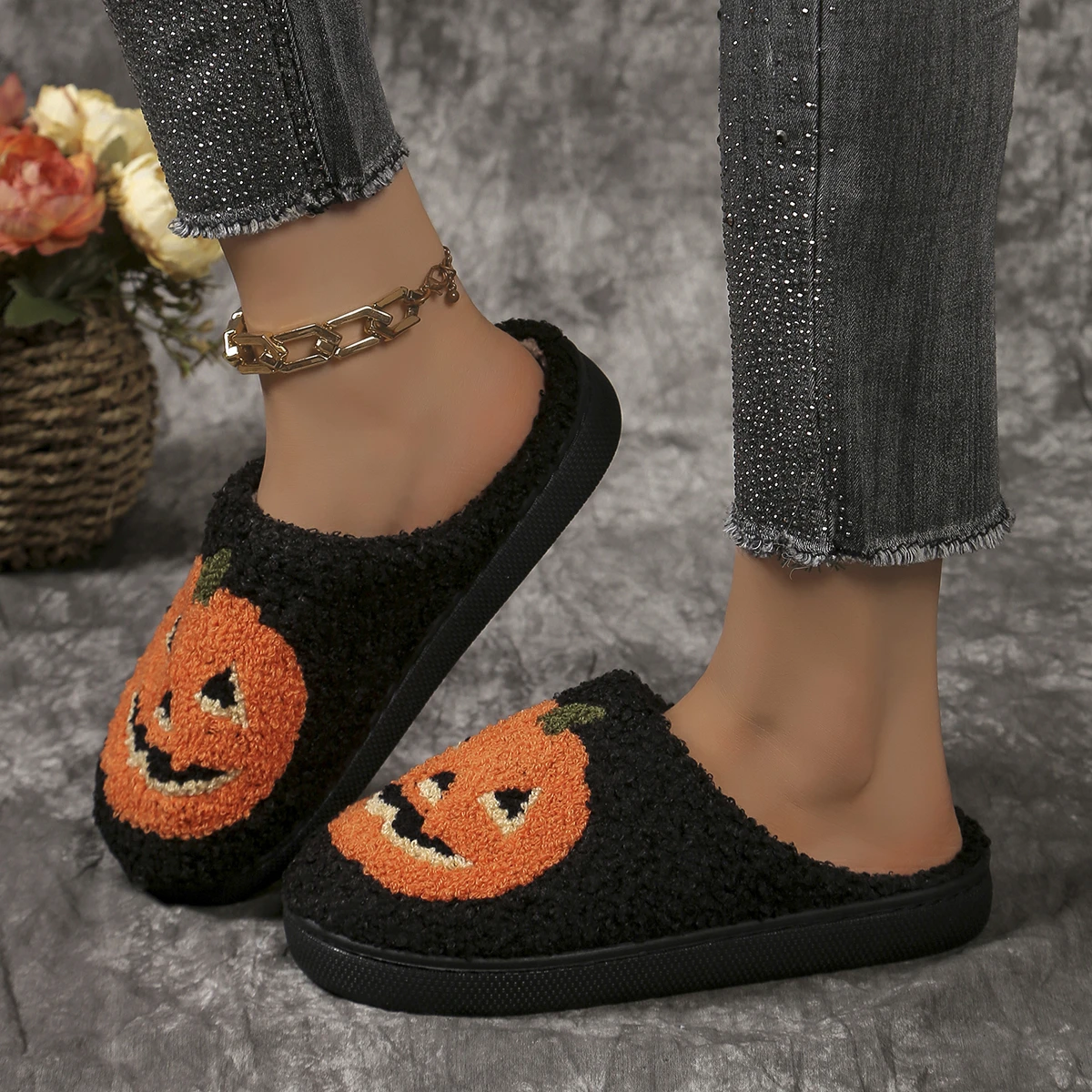 Halloween Pumpkin Design Fur Chinelos para homens e mulheres, sapatos de algodão para casais, dedo do pé fechado, sola grossa, slides de pelúcia quente, tamanho grande, inverno