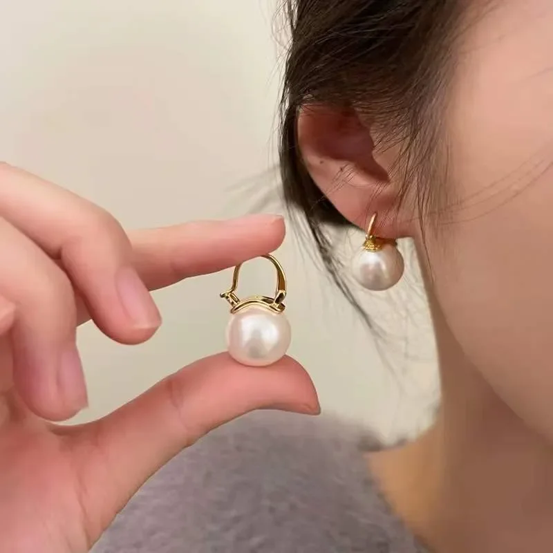 2024 S925 silver earrings high-brightness texture Shijiao white pearl earrings fringed premium stud earrings women's retro