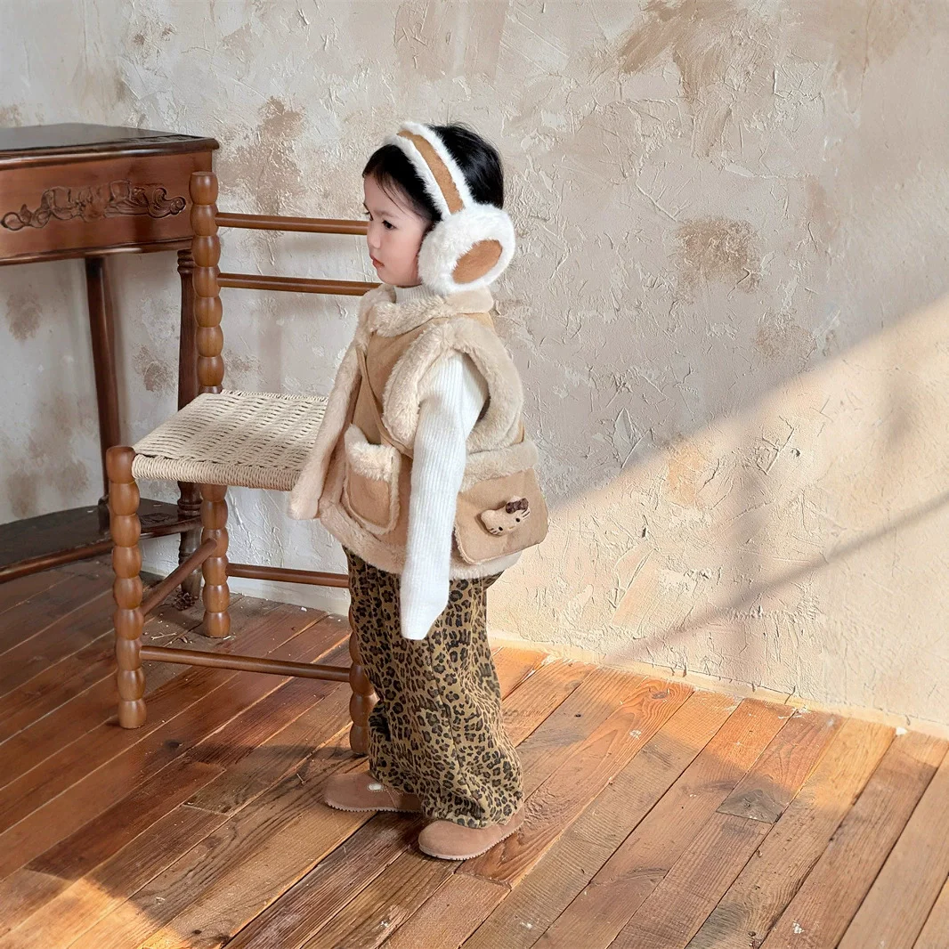 الفتيان والفتيات سترة الغزلان الجلد المخملية مركب صوف الضأن شتاء دافئ الكتف أعلى 2025 ملابس الأطفال الجديدة مع علة