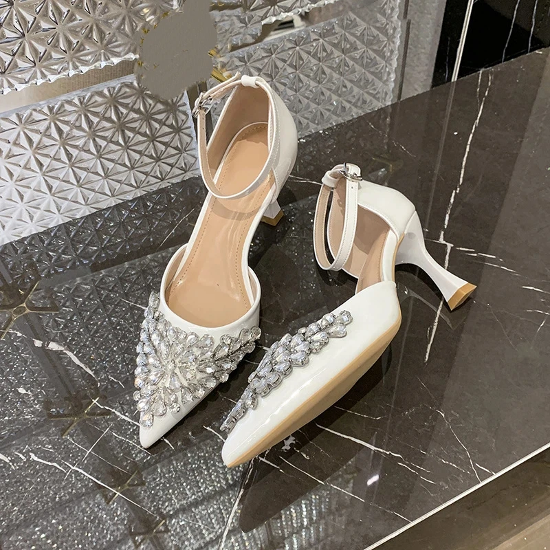 أحذية نسائية جديدة للربيع/الصيف بكعب عالٍ: عصرية بمقدمة مدببة، مقدمة مغلقة، صنادل/مضخات بحزام واحد مع جوانب مفتوحة.