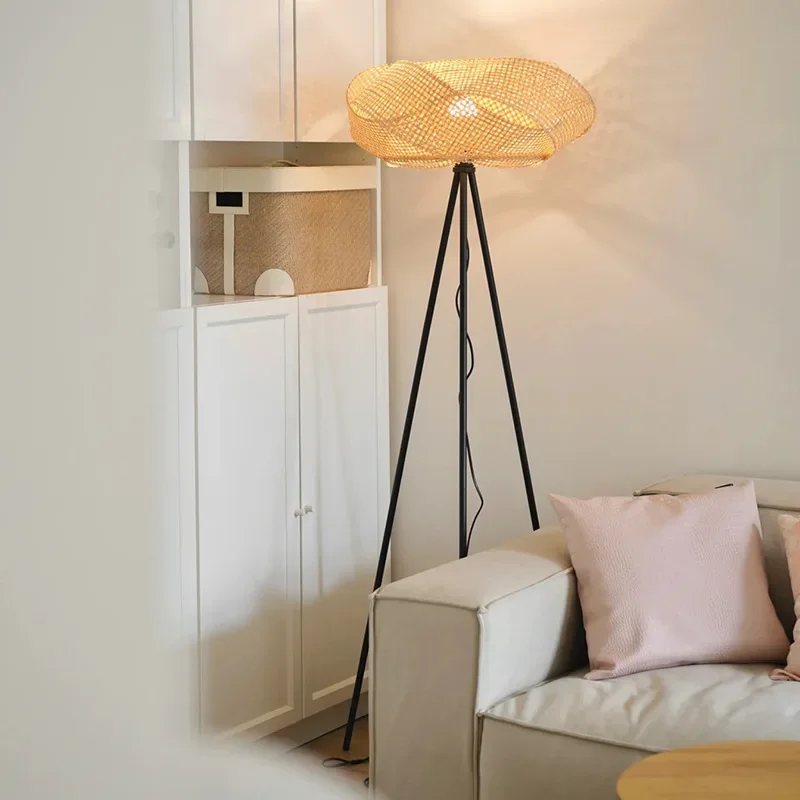 Candeeiro de pé para sala de estar, ao lado do novo sofá, luz ambiente de alta qualidade para quarto em casa de família