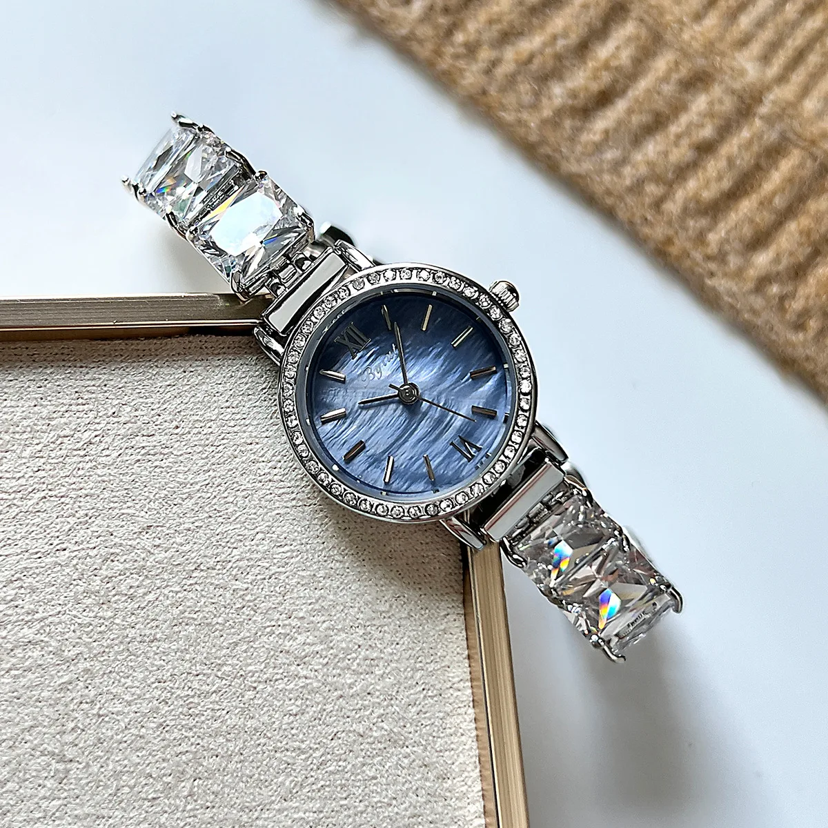UTHAI CQ444 Trendy, fashionable, Beimu Women watch, zircon bracelet, quartz watch, light luxury clock gift，watches for woman