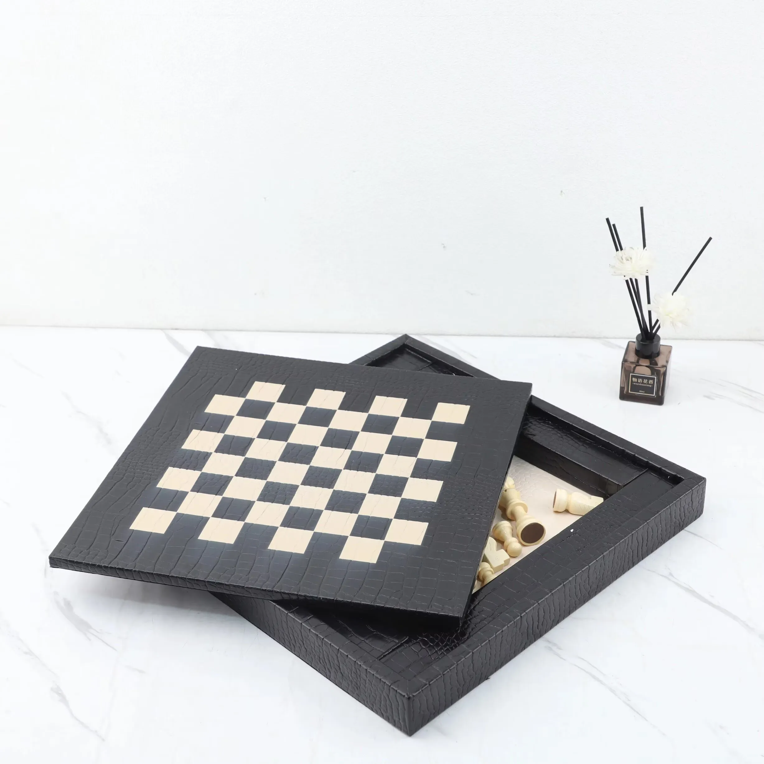 Home Decor Items Modern Creative Wooden Leather Chess Chess Chess Board Desktop Ornaments Living Room Study Decorations Gifts