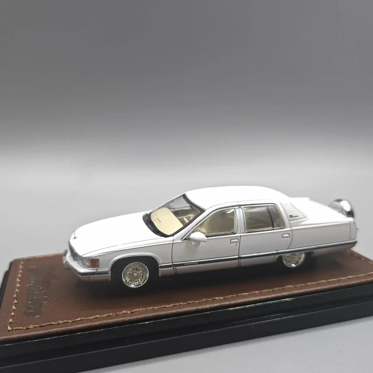 GOC 1:64 Fleetwood Pearl White  Diecast Model Car