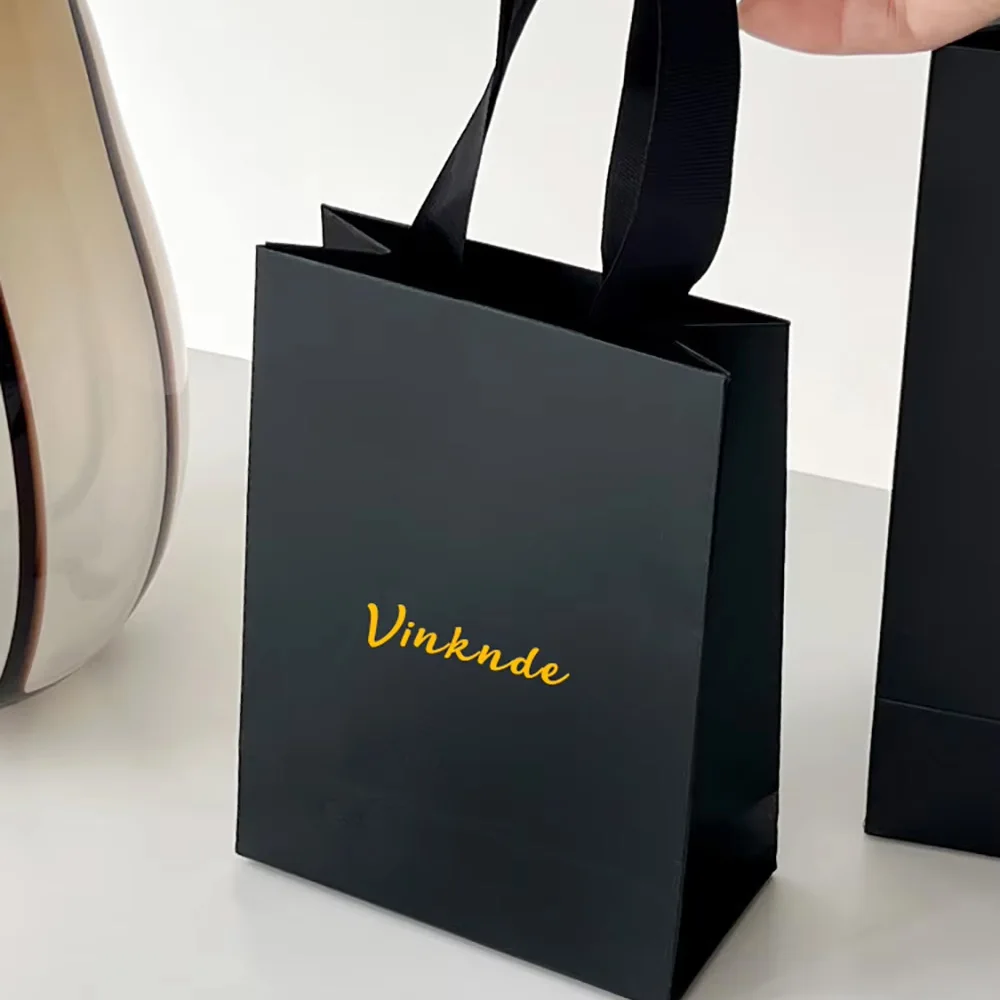 カスタムロゴ入り白黒紙クラフトバッグ、ハンドル付きジュエリーギフトショッピング包装ポーチ、結婚式誕生日プレゼント収納袋